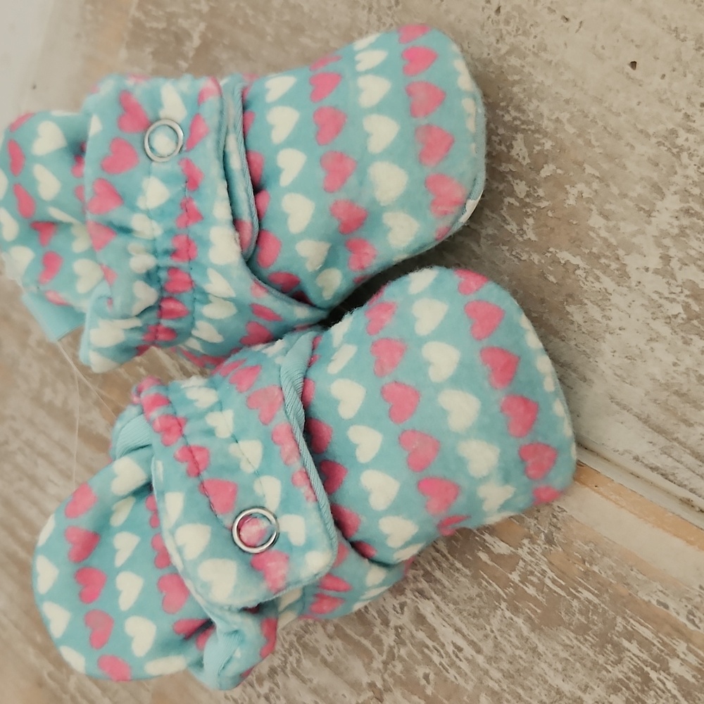 NWT Ro + Me By Robeez Heart Patterned‎ Baby Shoes 0 - 3 Momths Gift Baby Shower - Picture 2 of 6